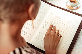 Speisekarte im Restaurant mit Informationen zur Tierhaltungskennzeichnung Titel: Tierhaltungskennzeichnung in der Gastronomie