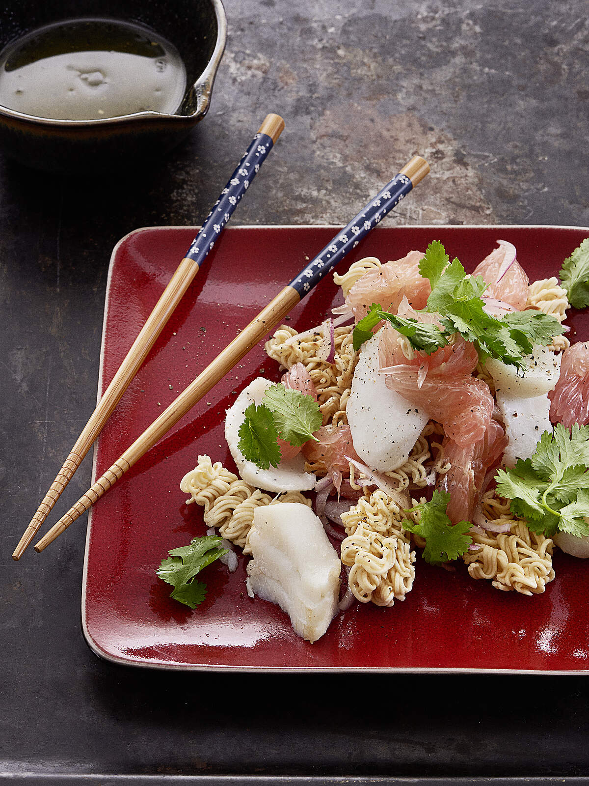 Rezept: Fischsalat mit Grüntee, Pomelo und Ramen-Crunch