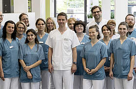 Professor Dr. Lars Selig (Mitte) und sein Ernährungsteam am Universitätsklinikum Leipzig setzen auf die enge Zusammenarbeit von Medizin, Pflege und Küche. Foto: © Universitätsmedizin Leipzig