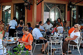  Touristen entspannen in einem Straßencafé im Stadtzentrum von Fuengirola, Spanien.Foto: © CaronB/iStock/Getty Images Plus
