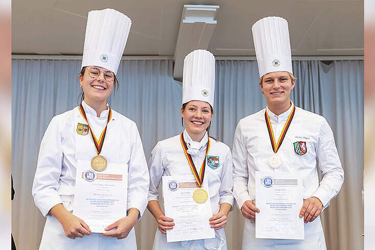 Die besten Nachwuchsköche 2025: Lina Marie Meinecke (Bronze), Jana Meier (Gold) und Niklas Hues (Silber, v. l.) bei den Deutschen Jugendmeisterschaften im Gastgewerbe. Foto: © DEHOGA/Thomas Fedra