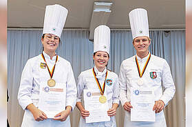Die besten Nachwuchsköche 2025: Lina Marie Meinecke (Bronze), Jana Meier (Gold) und Niklas Hues (Silber, v. l.) bei den Deutschen Jugendmeisterschaften im Gastgewerbe. Foto: © DEHOGA/Thomas Fedra