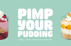 Dessertvariationen im Glas mit Pudding, Beeren und Mango sowie Toppings wie Sahne, Crumble und Früchten unter dem Slogan „Pimp your Pudding“