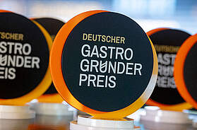 Foto mit Logo DEUTSCHER GASTRO GRÜNDER PREIS. Foto: © Leaders Club Deutschland AG