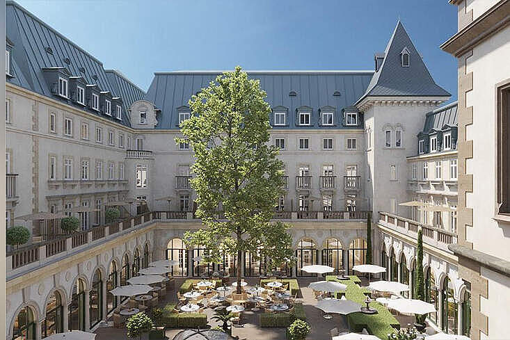 Innenhof des Luxushotels The Florentin Frankfurt mit Bestuhlung und historischer Architektur zur Eröffnung 2026