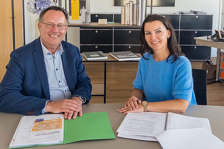 Dirk Breuckmann und Jana Schimke im Austausch zu aktuellen Branchenthemen. (Foto: DEHOGA)
