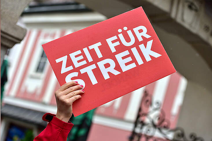 Protestplakat „Zeit für Streik“ im Zusammenhang mit dem Tarifstreit in der Gastronomie und Hotellerie in Hessen