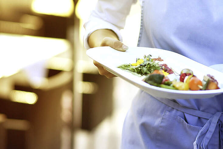 Nach Angaben des DEHOGA sind geringfügig Beschäftigte für viele Gastronomie- und Hotelbetriebe ein wichtiger Bestandteil der Personalplanung.