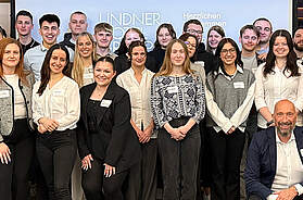 Auszubildende der Lindner Hotel Group beim „Day To Stay“ im Lindner Hotel Köln City Plaza im Austausch mit Führungskräften und Vorstand zur Ausbildung in der Hotellerie.