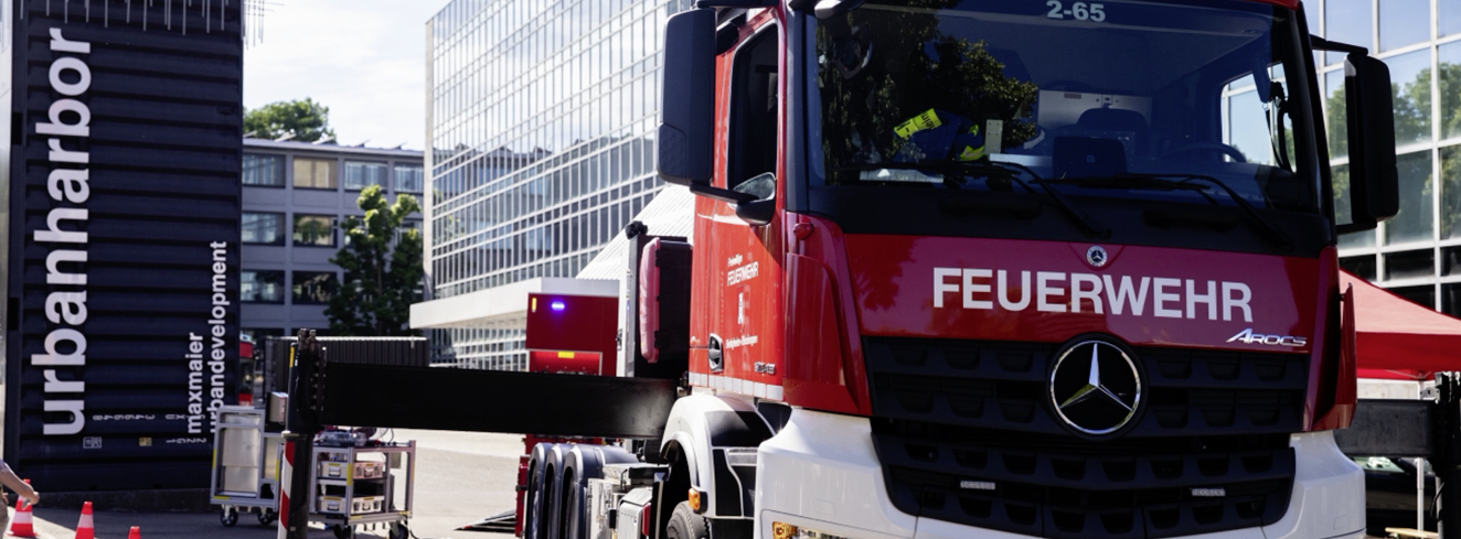 Ein Feuerwehrfahrzeug vor dem speisewerk im urbanharbor Ludwigsburg, wo Rieber die mobile Verpflegungsinfrastruktur für die Katastrophenschutzübung „Familia Communalis“ bereitstellte.
