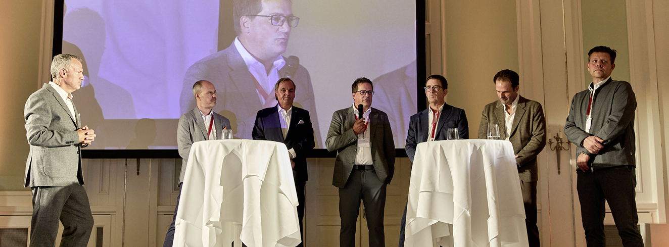 ertreter der an der PlanCon 2026 beteiligten Unternehmen im Gespräch mit Moderator Andreas Wurm: Dr. Markus Thoennes (Viessmann), Georg Weber (MKN), Dietmar Krämer (Melitta Professional), Lars Urban (Meiko), Marc Reichling (Hupfer) und Andreas Lindauer (Cool Compact). Foto: © Netzwerk Culinaria