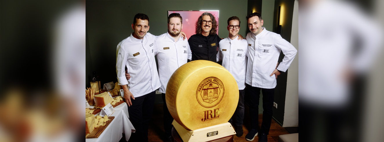 Vier Köche der Jeunes Restaurateurs mit Simone Ficarelli vom Consorzio del Formaggio Parmigiano Reggiano beim Parmigiano-Reggiano-Abend im Hamburger Restaurant ZEIK. Im Mittelpunkt standen die 13 Gewinnerkäse der Casello d’Oro Awards 2026.