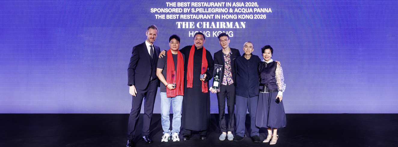Team des Restaurants „The Chairman“ aus Hongkong bei der Verleihung der Asia’s 50 Best Restaurants 2026 auf der Bühne mit Auszeichnung für Platz 1