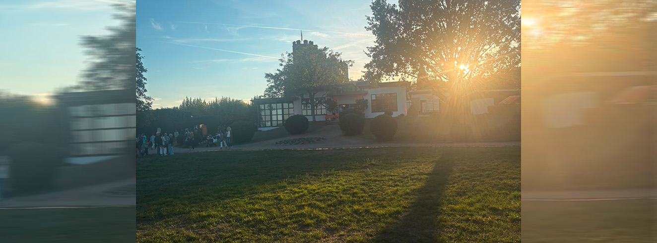 Die Burg Crass direkt am Rhein ist das neue Zuhause von VAUX.