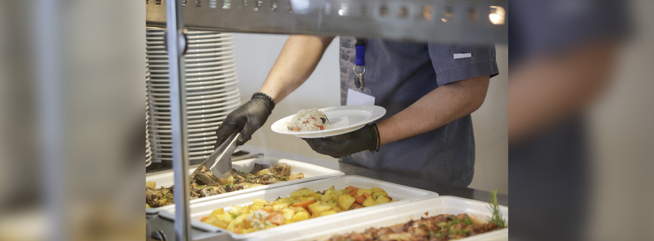 Buffetservice. Foto: © triocean/Getty Images Plus