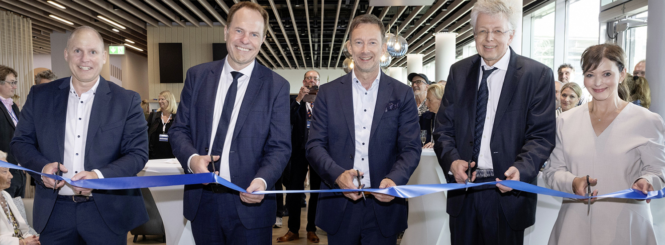 Thomas Zeller, Leiter Lounge Management des Düsseldorfer Flughafens, Dr. Stephan Keller, Oberbürgermeister der Stadt Düsseldorf, Lars Redeligx, CEO des Düsseldorfer Flughafens, Christian Frank, CFO der Klüh-Unternehmensgruppe, Melanie Eickmeier, Leiterin der DUS Rhein Lounge des Düsseldorfer Flughafens