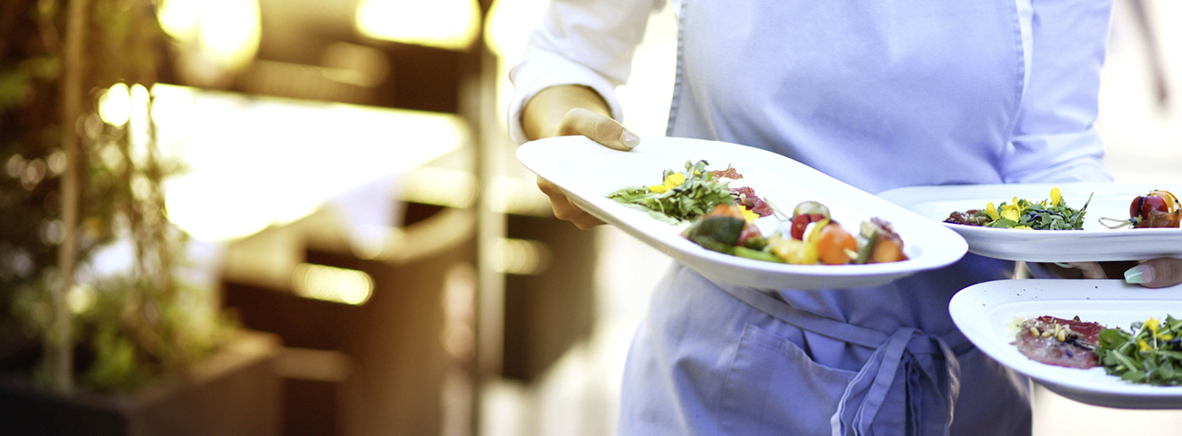 Nach Angaben des DEHOGA sind geringfügig Beschäftigte für viele Gastronomie- und Hotelbetriebe ein wichtiger Bestandteil der Personalplanung.