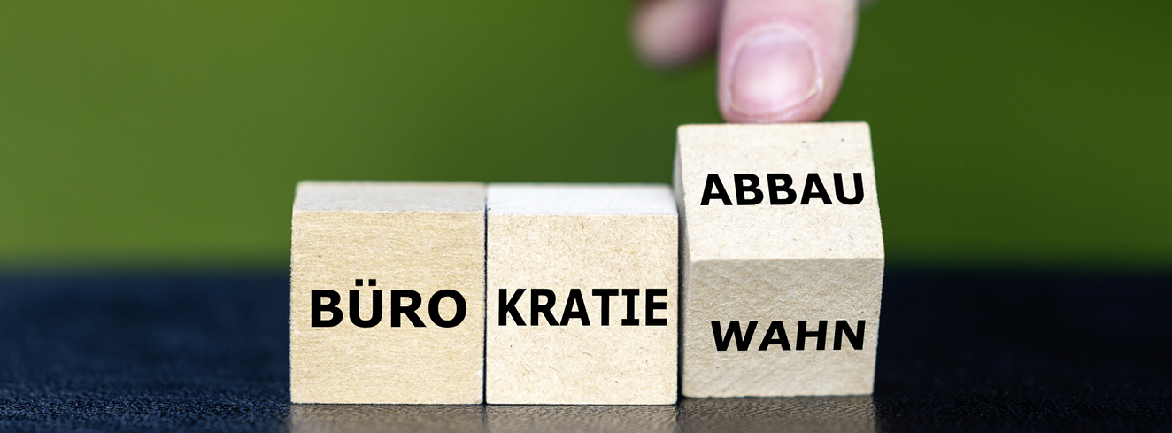 Holzbausteine mit dem Schriftzug „Bürokratieabbau“ als Symbol für Entlastungen im Gastgewerbe durch den Koalitionsvertrag.
