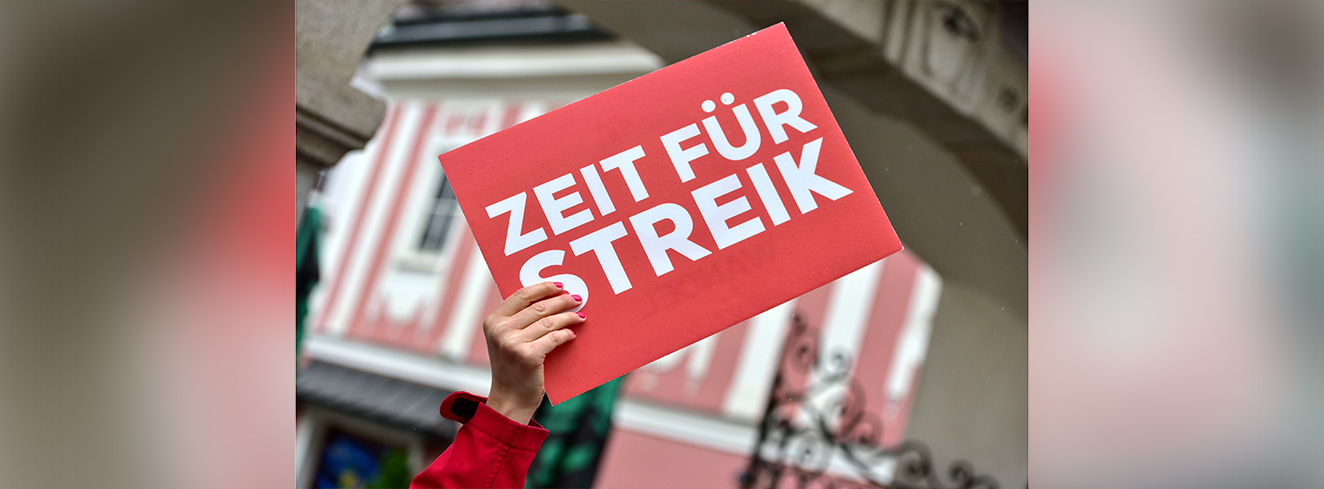 Protestplakat „Zeit für Streik“ im Zusammenhang mit dem Tarifstreit in der Gastronomie und Hotellerie in Hessen