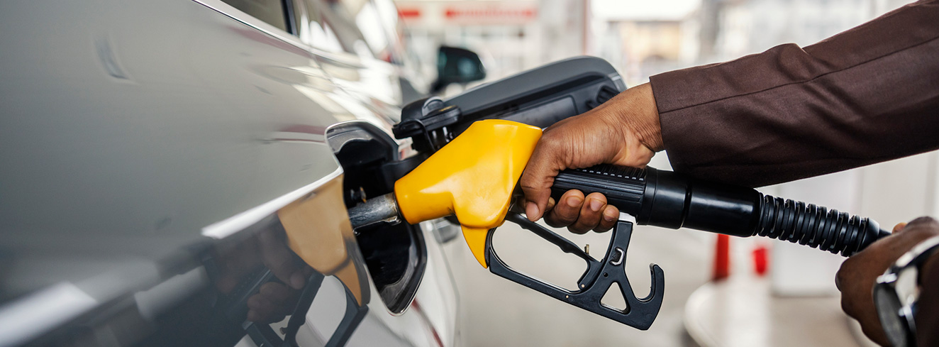 Tankstelle mit Zapfsäule: Die Bundesregierung plant eine temporäre Senkung der Energiesteuer zur Entlastung bei hohen Spritpreisen.