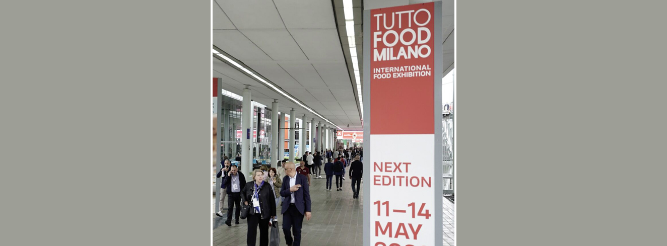 Besucher:innen auf der internationalen Lebensmittelmesse TUTTOFOOD 2026 in Mailand an Messeständen der Aussteller.