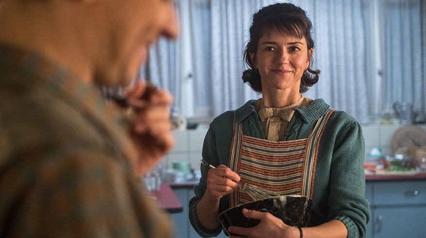 Sarah Spale als Emmi Creola in Hallo Betty auf dem Weg zur Erfinderin der Kochikone Betty Bossi