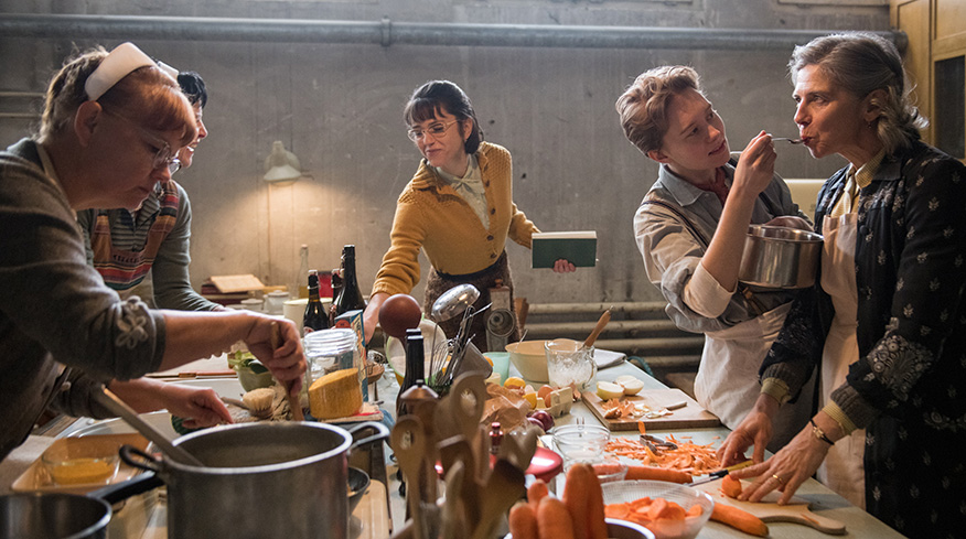 Szene aus Hallo Betty in einer Versuchsküche bei der Entwicklung alltagstauglicher Rezepte