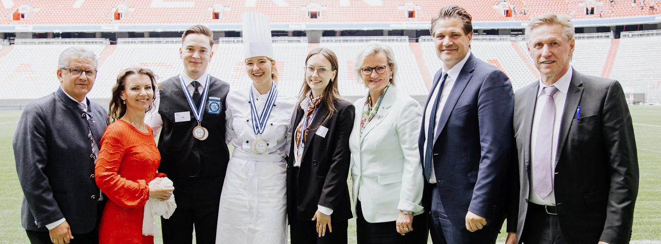 Siegerehrung der Bayerischen Jugendmeisterschaften 2026 in der Allianz Arena mit den ausgezeichneten Auszubildenden und Vertretern des DEHOGA Bayern.