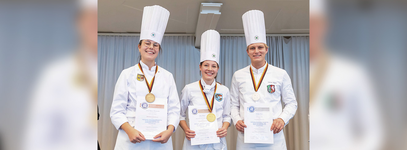 Die besten Nachwuchsköche 2025: Lina Marie Meinecke (Bronze), Jana Meier (Gold) und Niklas Hues (Silber, v. l.) bei den Deutschen Jugendmeisterschaften im Gastgewerbe. Foto: © DEHOGA/Thomas Fedra