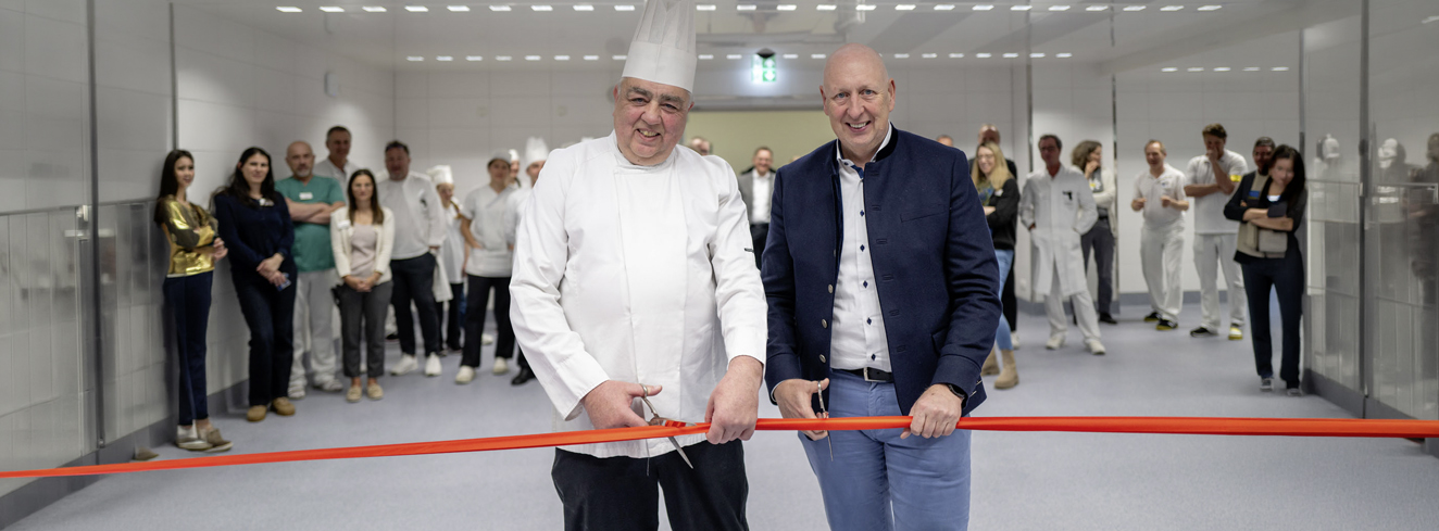 Neue Großküche der BG Unfallklinik Murnau nach Sanierung mit moderner Küchentechnik und Mitarbeitenden bei der Eröffnung