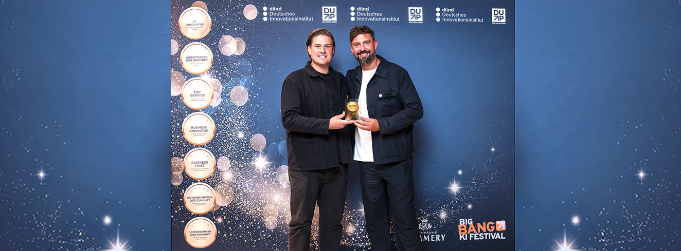 Felix Heuberger, COO von Eatrenalin und Alexander Bouquet, Chief Strategy Officer MACK One/Expansion Eatrenalin, nehmen die Auszeichnung beim BIG BANG KI - Festival in Berlin entgegen