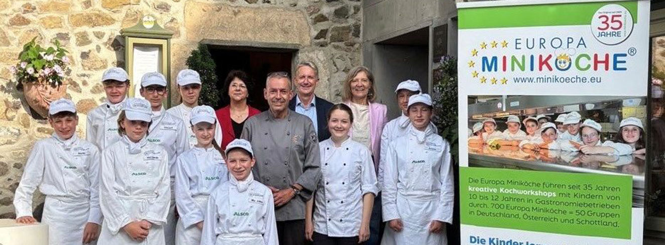 Die Europa Miniköche des Landkreises Gießen bei der Abschlussveranstaltung mit Landrätin Anita Schneider, Ernährungsfachkraft Vanessa Westhöfer, DEHOGA Hessen Hauptgeschäftsführer Gisbert Kern, Teamleiter und Inhaber der Gastronomie Burg Gleiberg Axel Horn sowie Projektleiterin Christine Friedrich. Foto: DEHOGA Hessenn