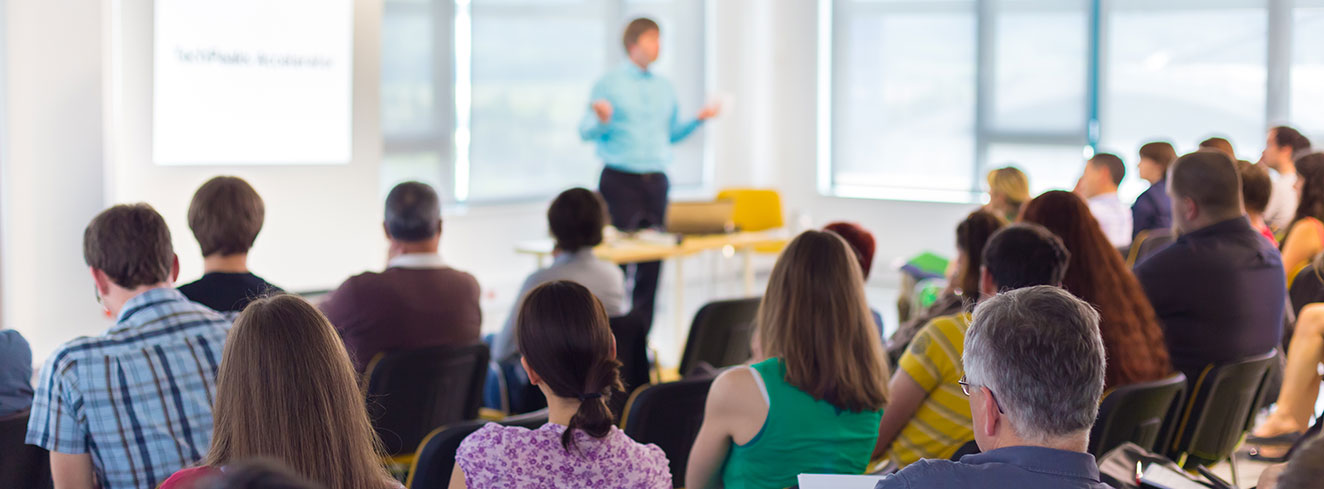 Teilnehmende des Praxis-Workshops lernen die Herstellung von Fleischprodukten mit Gemüse und pflanzlichen Eiweißquellen kennen. Foto:kasto80/iStock/Getty Images