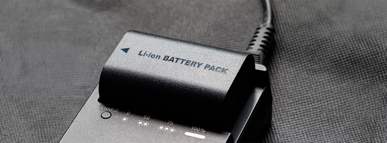 Wiederaufladbare Lithium-Ionen-Akku mit Ladegerät - Stock-Fotografie_Foto: (C)danielvfung/IStock/Getty Images