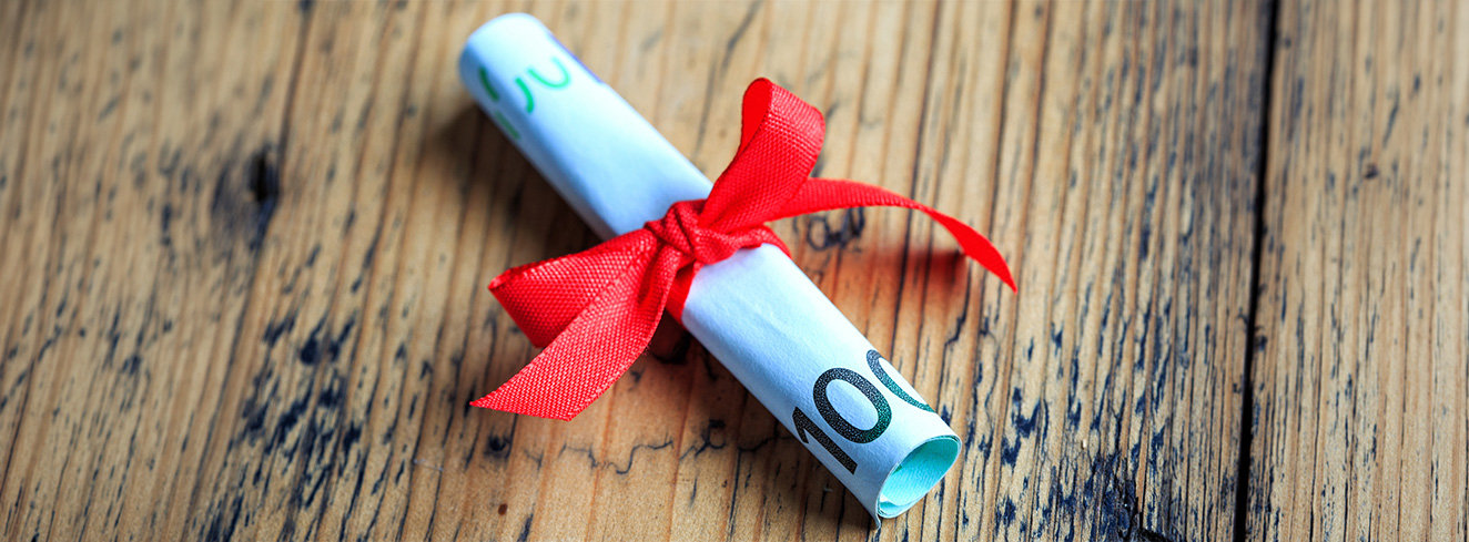 Geldscheine werden als Geschenk überreicht.