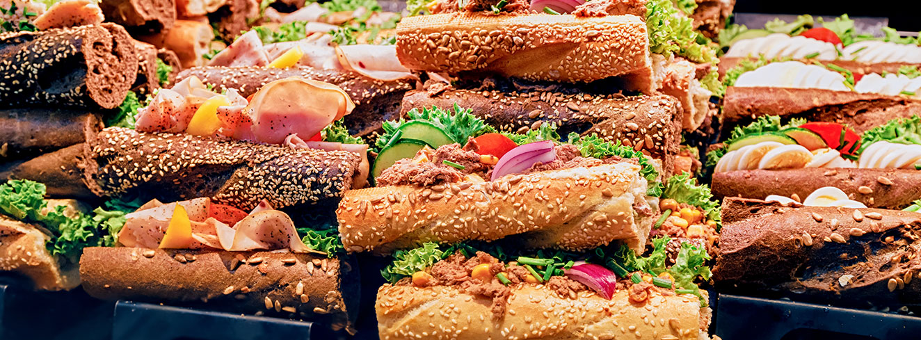 Eine Auswahl an Sandwiches mit verschiedenen Füllungen wird im Schaufenster eines Geschäfts oder Supermarktes verkauft. Foto: © frantic00/iStock/Getty Images 