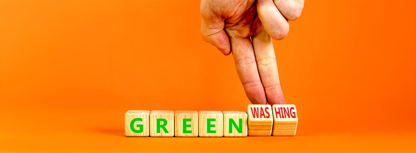  Grünes oder Greenwashing-Symbol. Konzeptwörter Grün und Greenwashing auf Holzwürfeln. Stock Fotografie