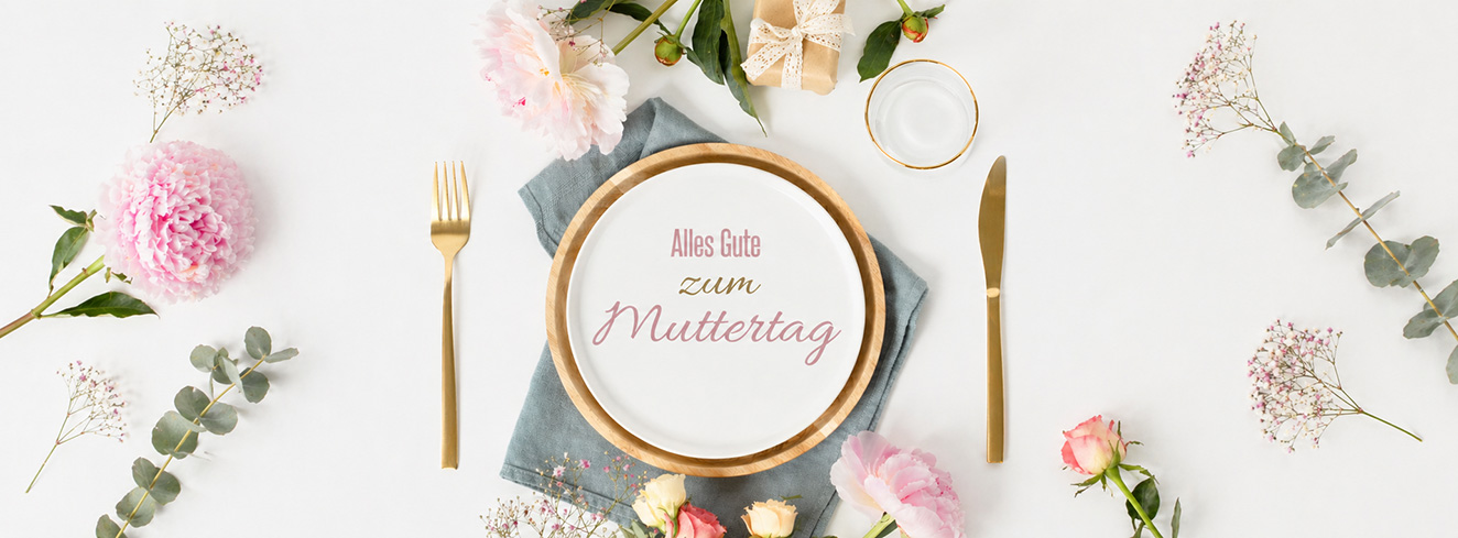 Festlich gedeckter Tisch mit Blumen und Teller zum Muttertag, symbolisch für Restaurantbesuche und gemeinsame Feier in der Gastronomie.