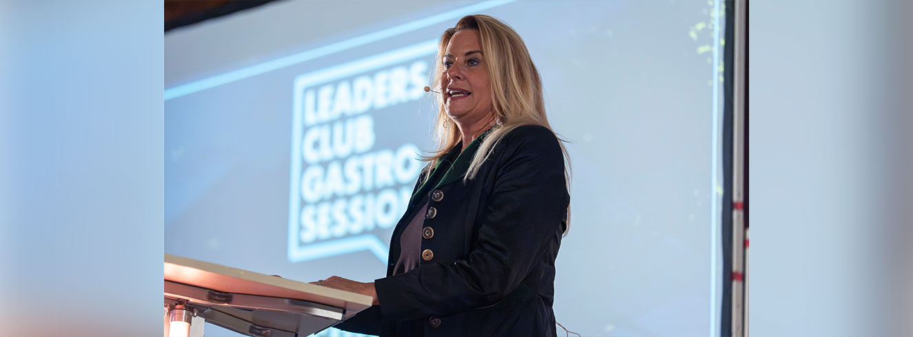 Eine Speakerin bei den Leaders Club Gastro Sessions in München.
