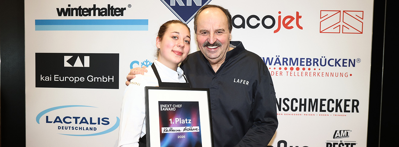 Gewinnerin Katharina Aichhorn mit Johann Lafer beim Next Chef Award 2026 auf der INTERNOR