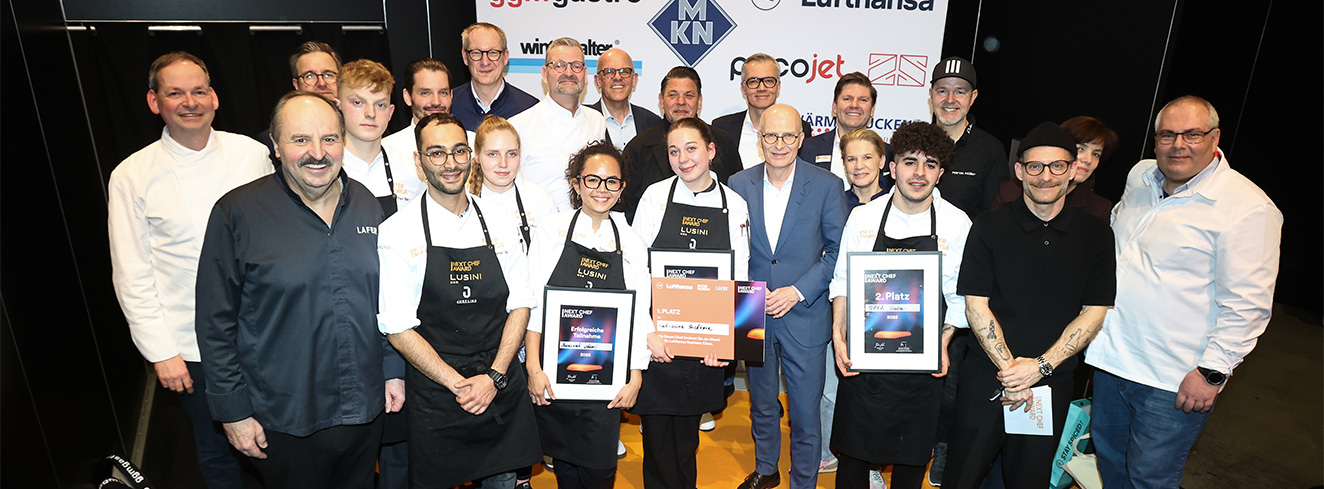 Gruppenbild der Teilnehmenden des Next Chef Award 2026 mit Jury und Moderator Johann Lafer auf der INTERNORGA
