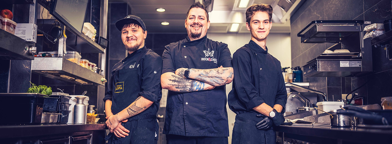 Marinus Falter steht mit seinem Team im Restaurant „Fräulein Anna“ im Hotel Falter und präsentiert das gastronomische Konzept mit Fokus auf ketogene und Low-Carb-Gerichte.
