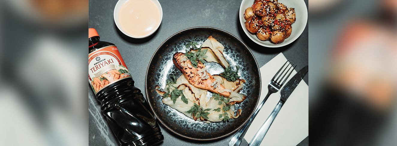 Lachsgericht aus dem Rezeptfolder von Kikkoman und Sternekoch Tohru Nakamura für den Foodservice.