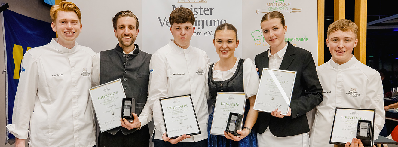 Die Siegerinnen und Sieger des Nachwuchswettbewerbs „Die besten 10“ der Meistervereinigung Gastronom Baden-Württemberg bei der Preisverleihung im Dehoga-Campus in Calw.