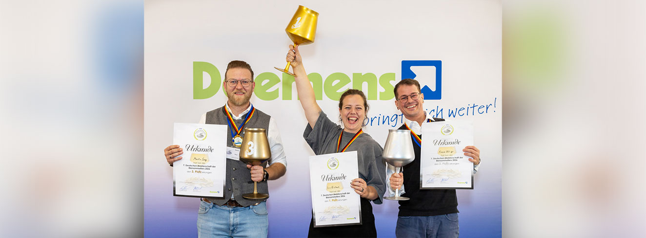 Die drei Erstplatzierten der Deutschen Meisterschaft der Biersommelièren und Biersommeliers 2026: Siegerin Iris Eickert, Zweitplatzierter Franz Uhlig (re.) und Drittplatzierter Martin Sorg