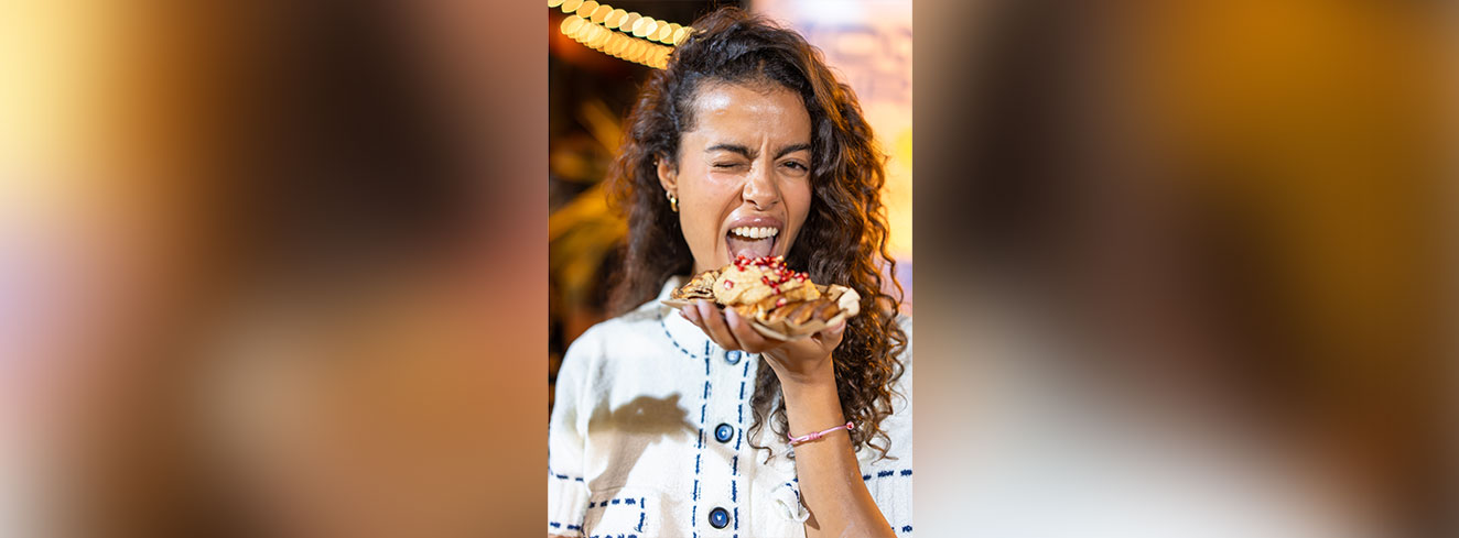  Frau mit Essen in der Hand, so gut schmeckt es beim Foodtura Opening.