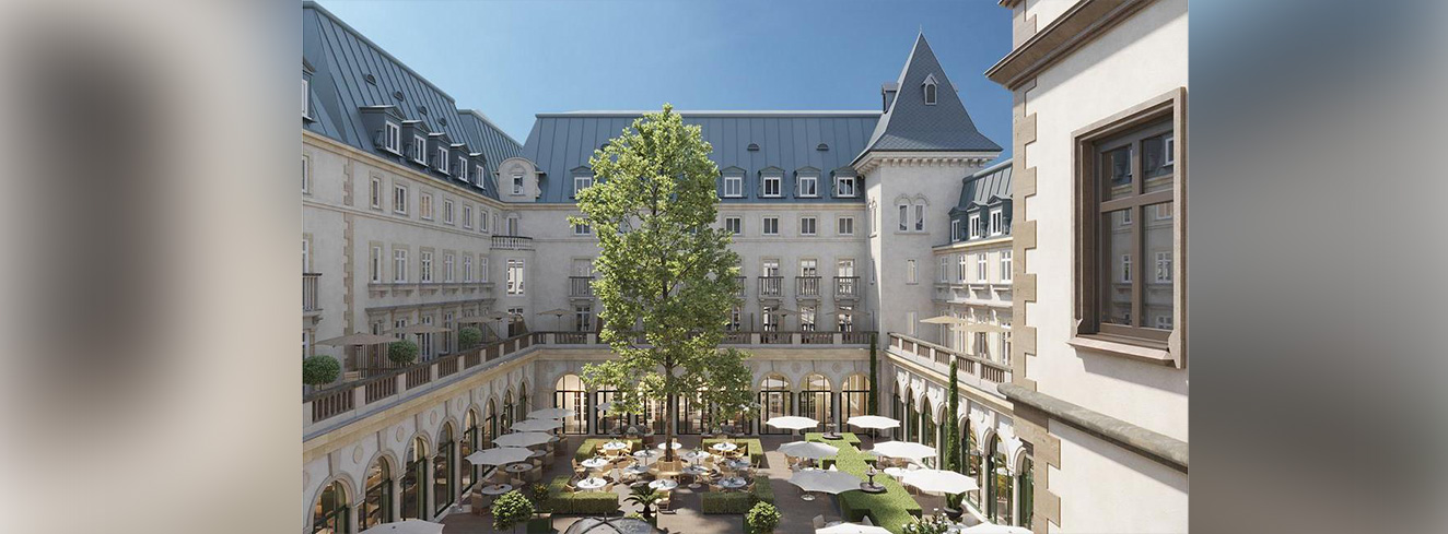 Innenhof des Luxushotels The Florentin Frankfurt mit Bestuhlung und historischer Architektur zur Eröffnung 2026