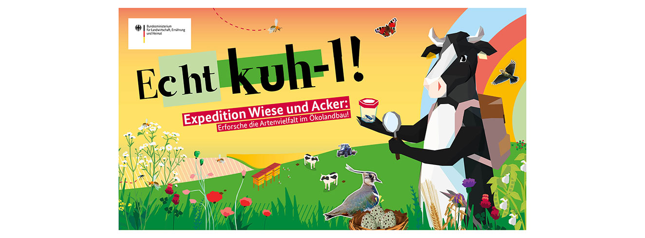 Wettbewerbsplakat „Echt kuh-l!“ 2026 zum Thema Artenvielfalt im Ökolandbau mit illustrativer Darstellung von Landwirtschaft, Tieren und Pflanzen.