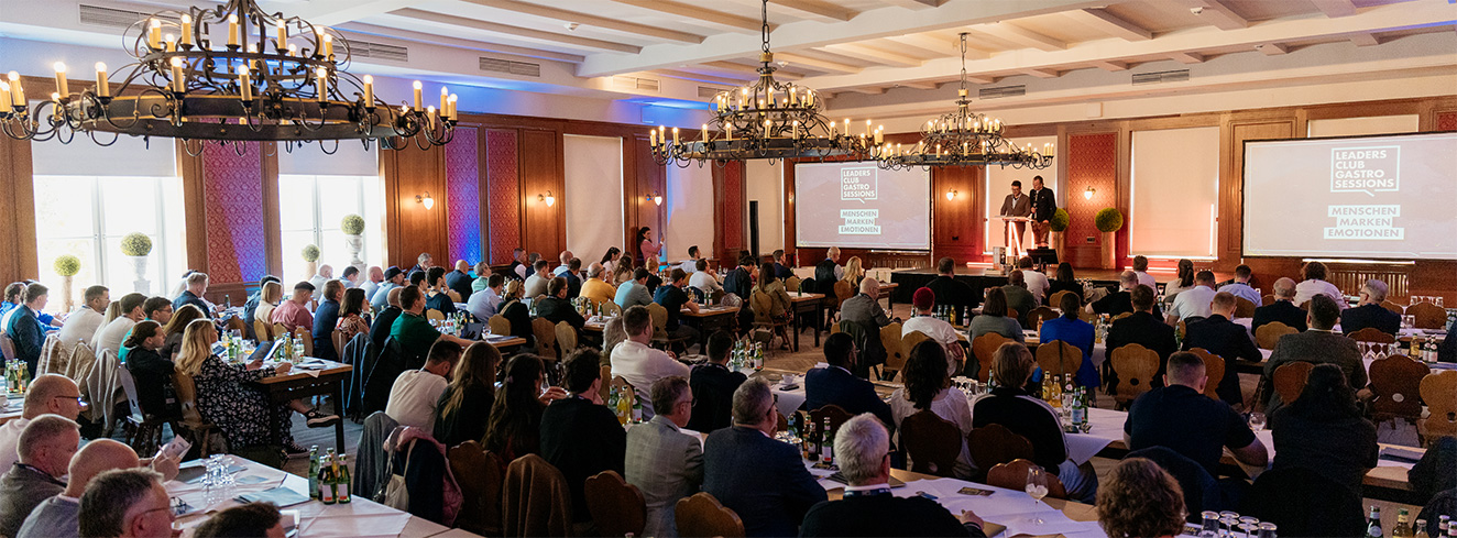 Teilnehmende der Leaders Club Gastro Sessions im Hofbräukeller München bei Vorträgen und Networking rund um Hospitality, Gastronomie und Foodservice.