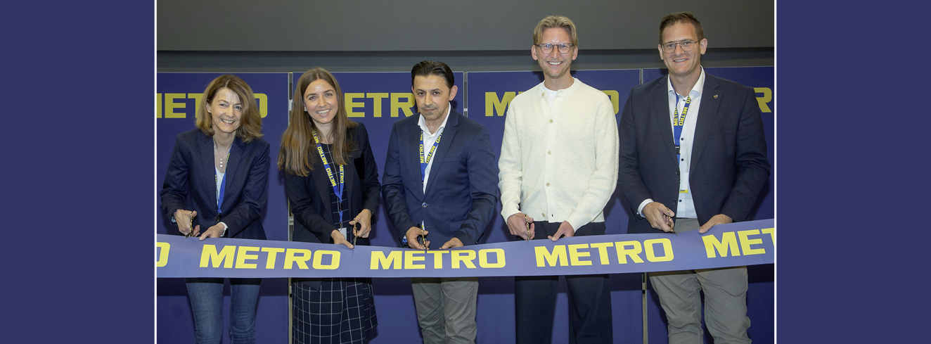 Yvonne Persch (Geschäftsleiterin METRO Neuss), Sabrina Ley (Geschäftsführerin Sales & Operations METRO Deutschland), Erol Yildizgörer (Geschäftsführer Supply Chain Management & Logistics METRO Deutschland), Daniel Rinkert (Bundestagsabgeordneter für den Rhein-Kreis Neuss), Stefan Brixius (Regionalmanager METRO Deutschland) beim symbolischen Banddurchschnitt.